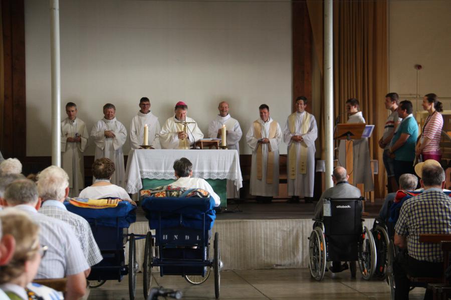 Nederlandstalige viering met een mooi aantal priesters en diakens