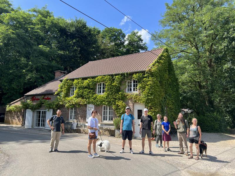 Wandeling met Magali, Jan, Brigitte, Carl, Christophe, Ferry, Karine, Hedwig, Chris met honden, Tiana en Aiko, aan ‘Het bed van Napoleon’. © Chris De Groote