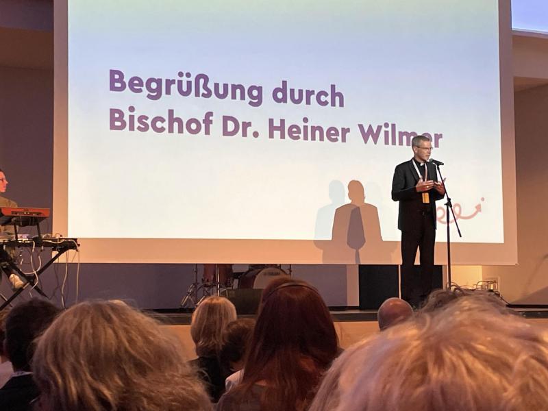 Verwelkoming door bisschop Heiner Wilmer © Christof Bouweraerts