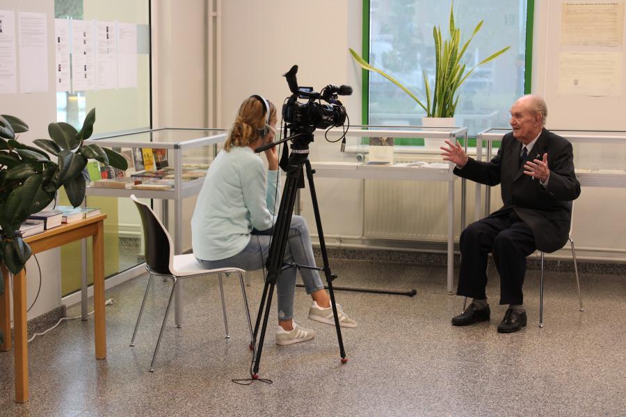 Voor de camera van de Oost-Vlaamse tv-omroep AVS. © Bibliotheek Evergem