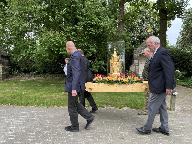 processie vanuit rosarium naar basiliek © bedevaarten