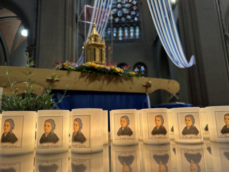 vele kaarsjes omringen het reliekschrijn © bedevaarten