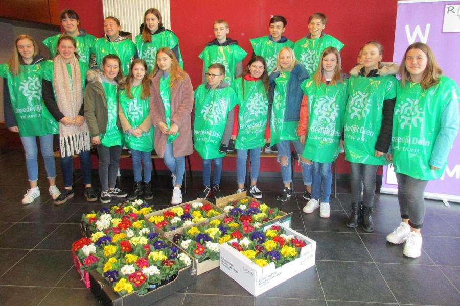 Bloemenverkoop door  vormelingen Rooierheide 
