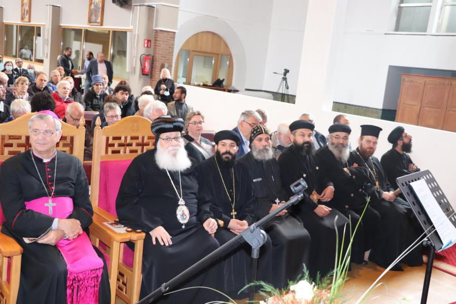 De twee bisschoppen en Koptisch Orthodoxe priesters op een rij 