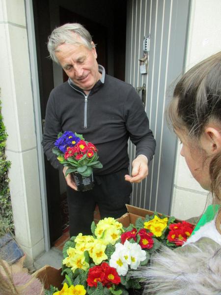 Bloemenverkoop door  vormelingen Rooierheide 