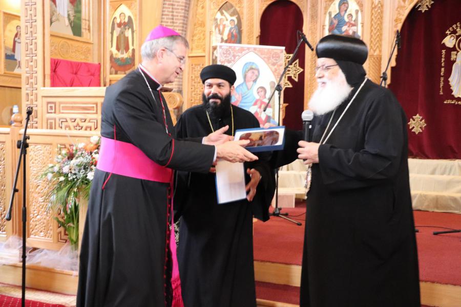 Mgr. Johan Bonny ontvangt een aandenken uit handen van Z.E. Anba Arsany 