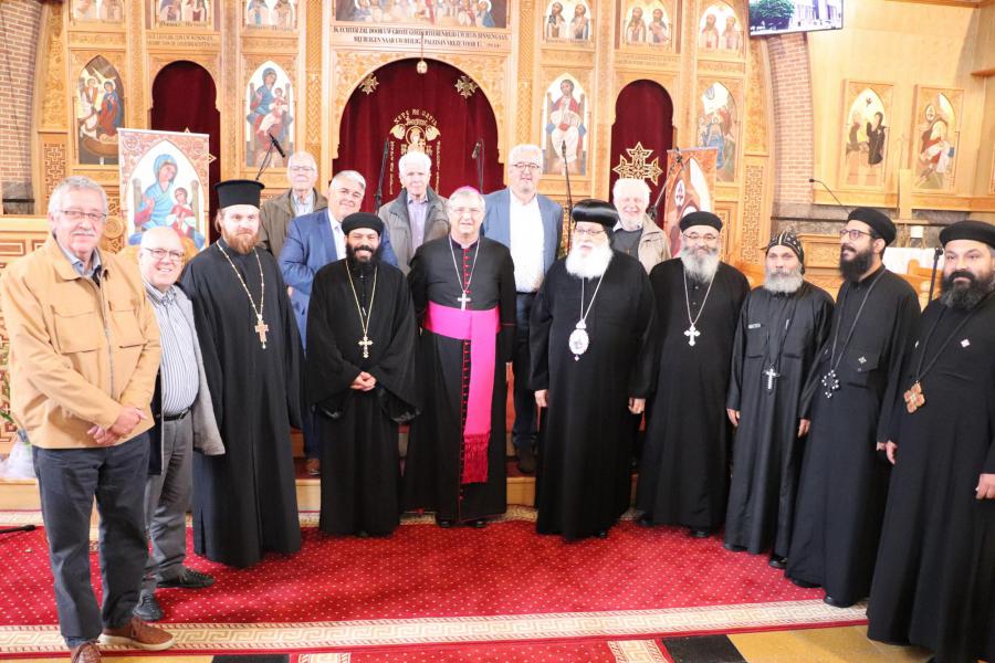 De twee bisschoppen, priesters van Koptisch Orthodoxe kerk, leden van de kerkraad en vertegenwoordiging van bisdom en provincie 