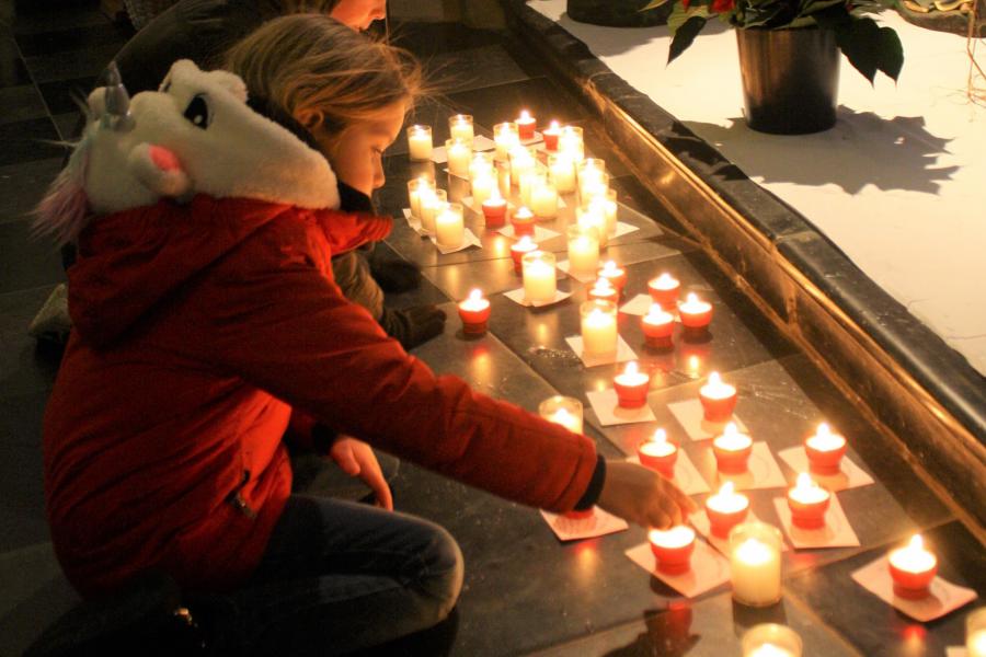 Tijdens 'Light a Candle' brandden er tweeduizend kaarsjes in de Sint-Quintinuskathedraal. © Bisdom Hasselt