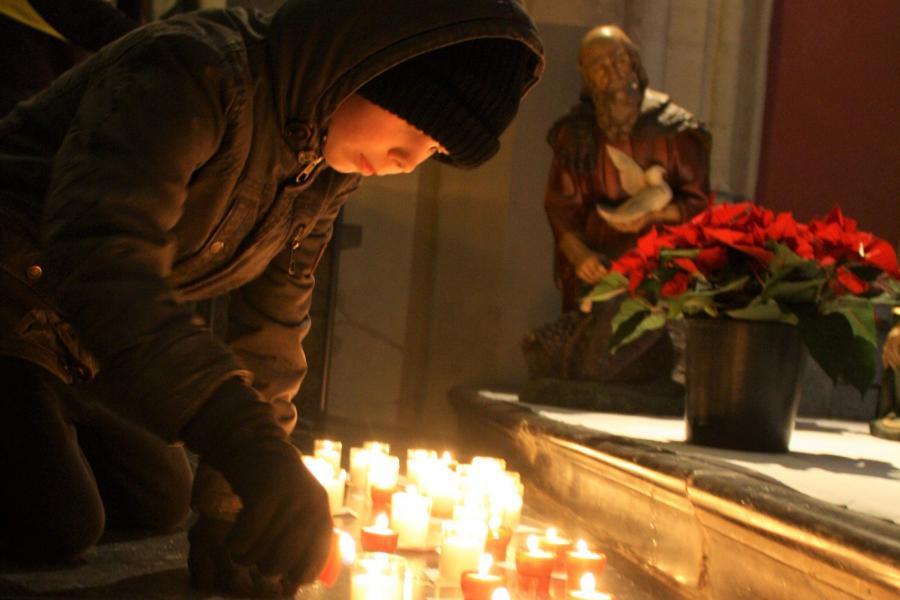 Tijdens 'Light a Candle' brandden er tweeduizend kaarsjes in de Sint-Quintinuskathedraal. © Bisdom Hasselt