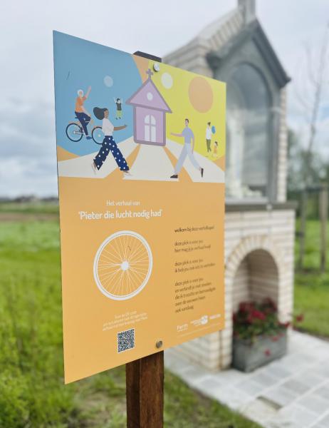 De QR code op het vertelpaneel brengt bezoekers bij het verhaal van Pieter die onder een lindeboom schuilt. © Mia Vervaeck