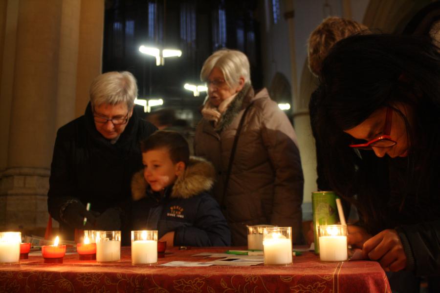 Tijdens 'Light a Candle' brandden er tweeduizend kaarsjes in de Sint-Quintinuskathedraal. 