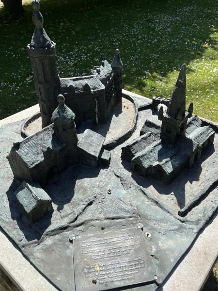 Bronzen maquette van de oude kruiskerk en het vroegere kasteel, Gistel © Dirk Bellens