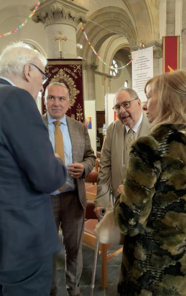 Pastoor Nuyts met luisterend oor 