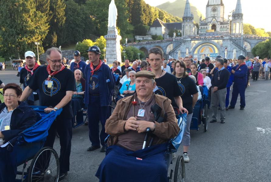 Jongeren bouwen tijdens de bedevaart Liefdevol Lourdes een bijzondere band op met de zorgbehoevende bedevaarders.  