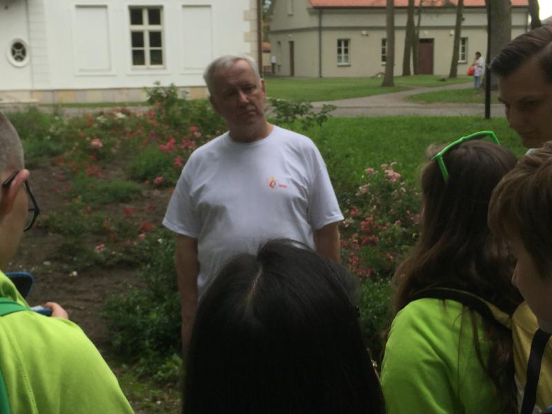 Józef in het park voor het museum van Norwid © IJD