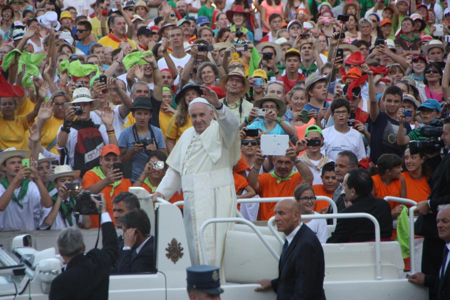 Paus Franciscus heet de misdienaars welkom.  