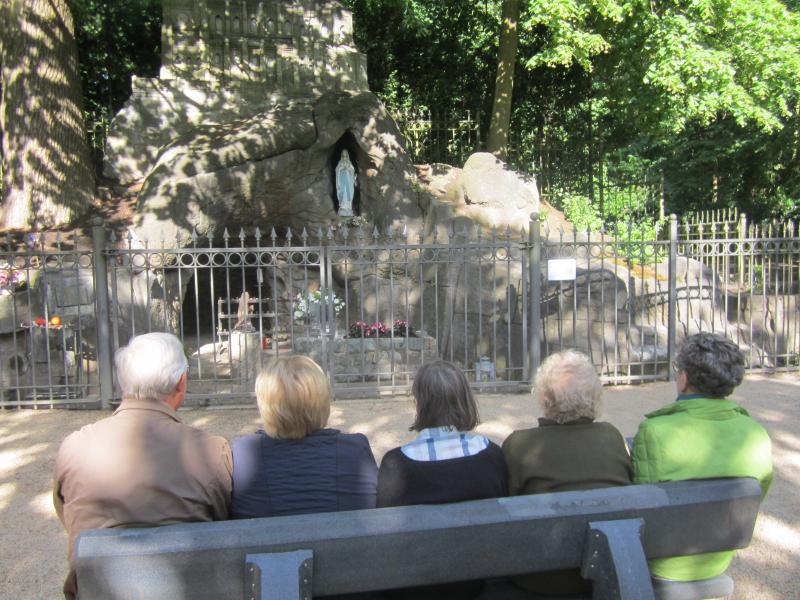 Bidden aan de grot in Tongerlo © HT