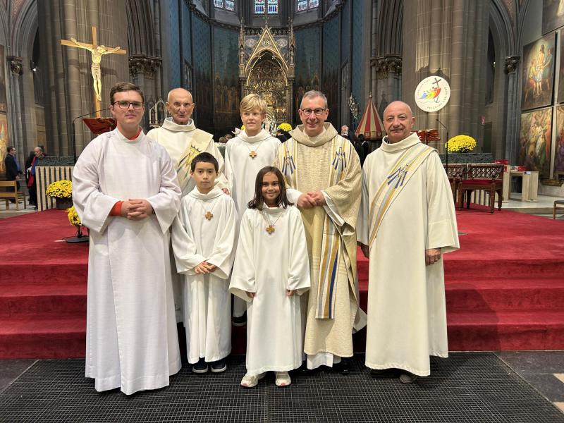 Samen met priester en diakens. © zrmm