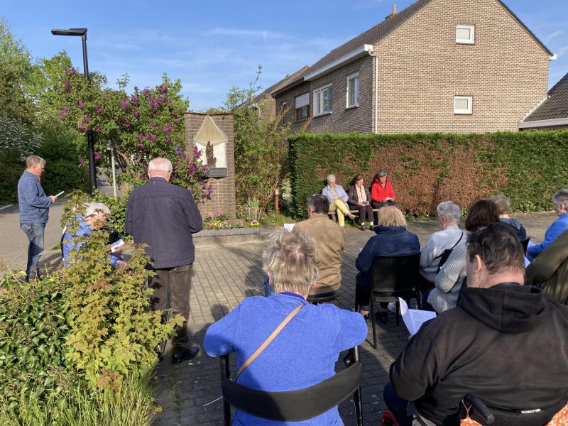 Bidden aan het kapelletje aan 't Erf (Hoevewijk) © Hans van Hove