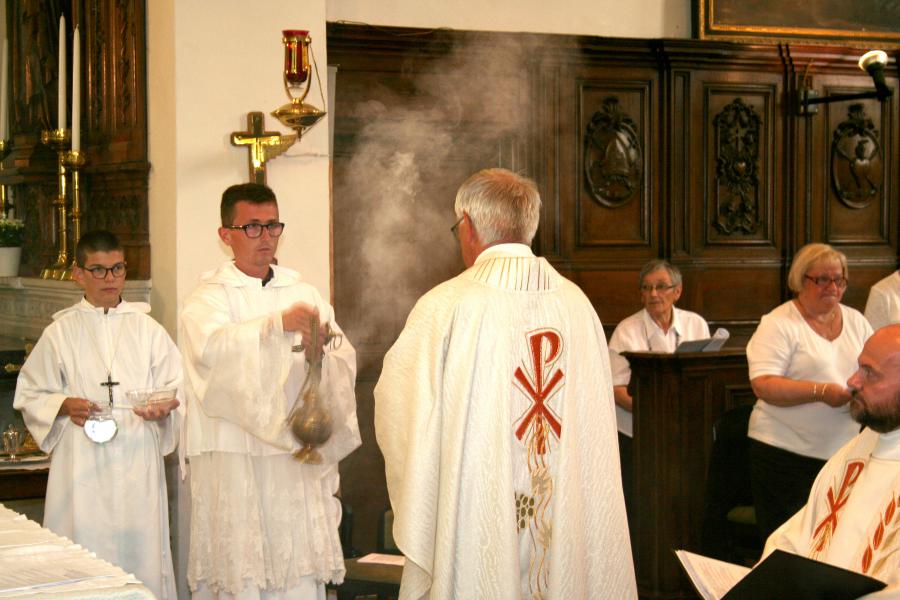 Het bewieroken van de priester is ook één van de taken 