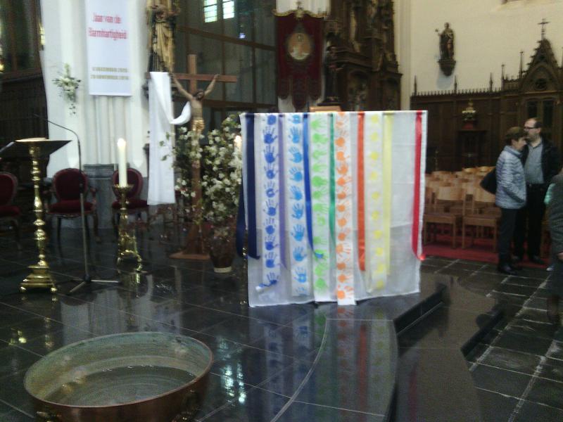 De tweede instapviering heeft als thema 'het altaar'. De kinderen hebben een altaarkleed gemaakt. © Kerk Stekene en Sint-Gillis-Waas