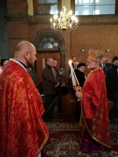 De Wit-Russische gemeenschap tijdens de goddelijke liturgie © Saskia Van den Kieboom