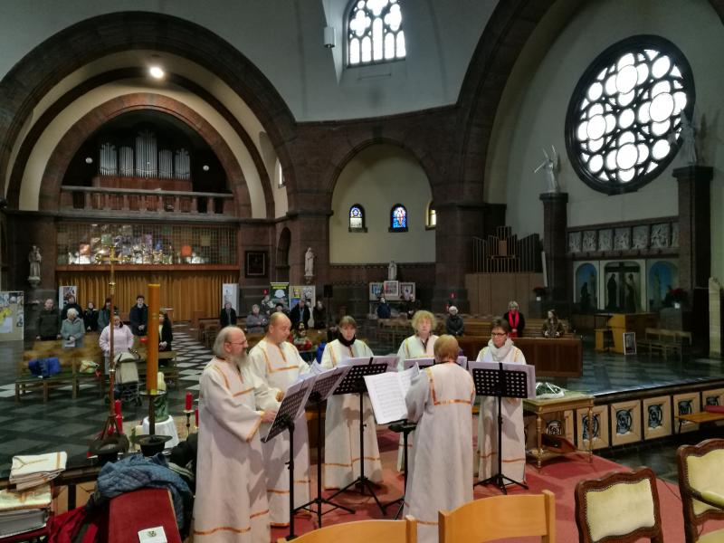 De Wit-Russische gemeenschap tijdens de goddelijke liturgie © Saskia Van den Kieboom