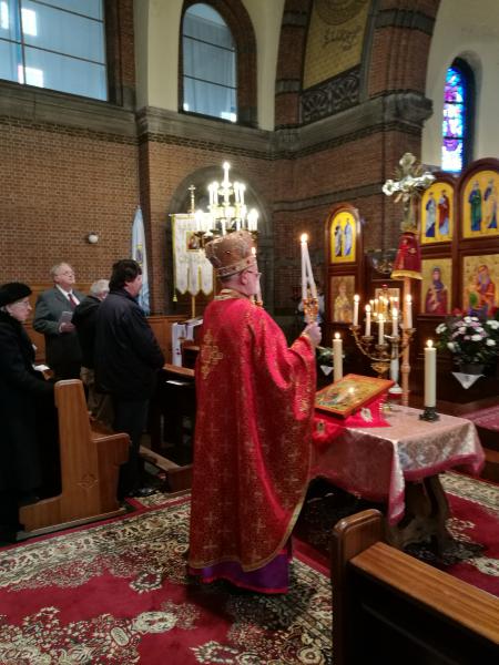 De Wit-Russische gemeenschap tijdens de goddelijke liturgie © Saskia Van den Kieboom