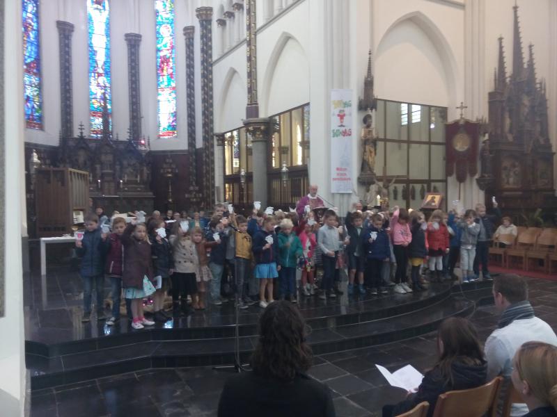 De kleinsten zijn er graag bij in de kerk. 