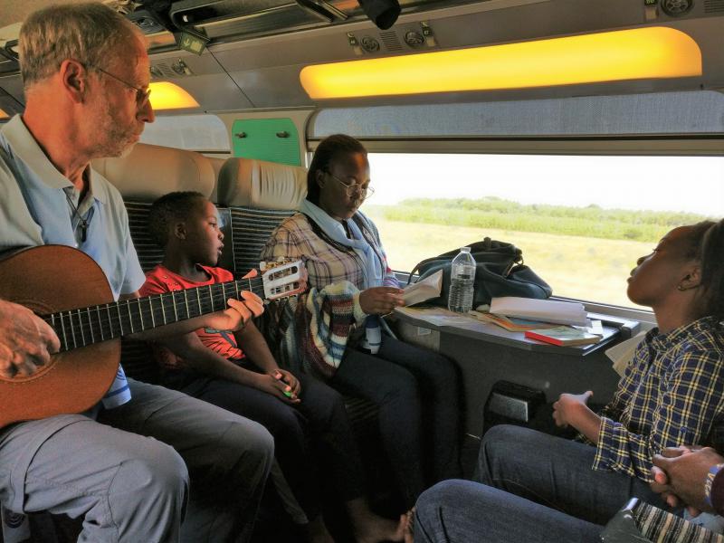 De bedevaart is begonnen volle ambiance op de trein © Mariette Dhondt