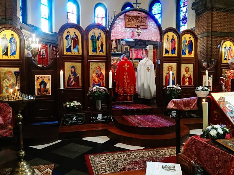 Mgr. Johan Bonny en pastoor Ivan Moiseitsiik celebreren de goddelijke liturgie van de heilige Johannes Chrysostomus 