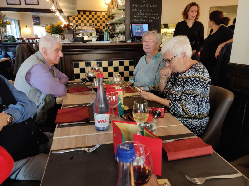 voorzitster Maria Vekemans (uiterst rechts) met Luc en Josée © Mia Verbanck