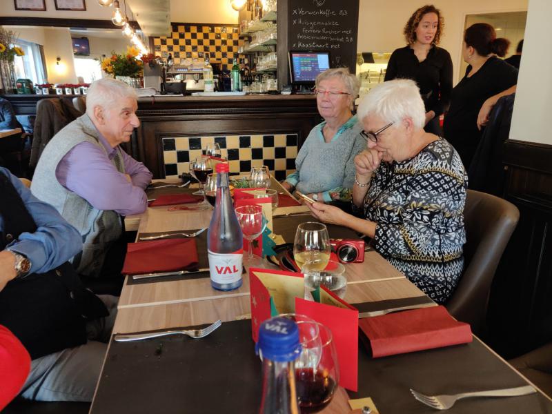 voorzitster Maria Vekemans (uiterst rechts) met Luc en Josée © Mia Verbanck