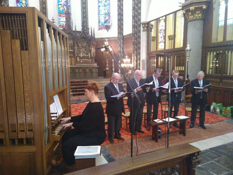 vlnr: Christa Burm (orgel), Roger Vergauwen, Guido De Schepper, Adelin Van Kemseke, Lieven Lippens, Lucien Reyns 