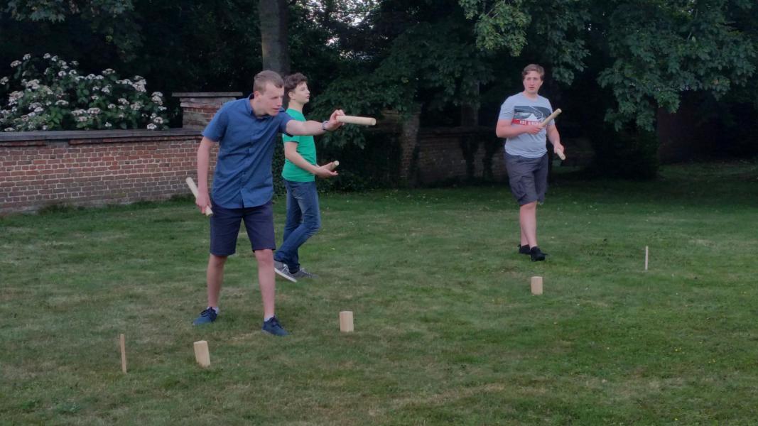 Opperste concentratie tijdens een spelletje Kubb. 