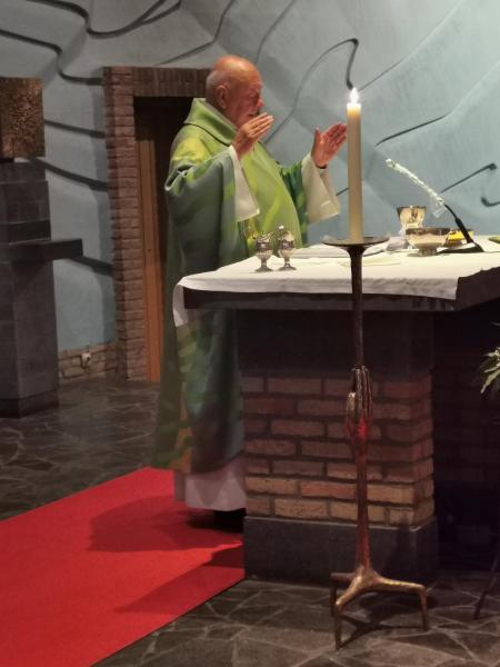 Biddend herdenken wij het paasmysterie 