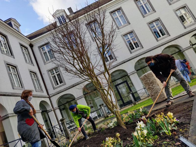 De jongerenpastores van het vicariaat plantten de Laudato Si'boom in het atrium van het pastoraal centrum in Mechelen. © Laurens Vangeel