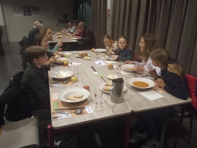 Smullen van de pompoensoep bij het solidair maal © Veronique Vancraeynest