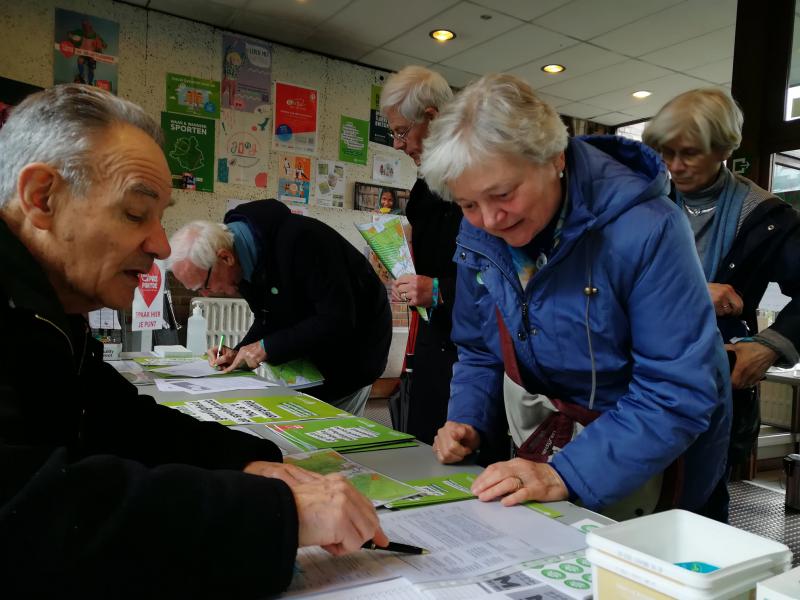 afhalen van routekaart en beschrijving van de wandeling... © Hilde Baccarne