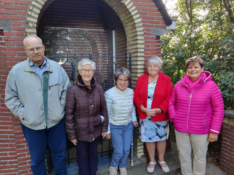 Rozenkransgebed  veldkapel Machelsestraat © J.T.