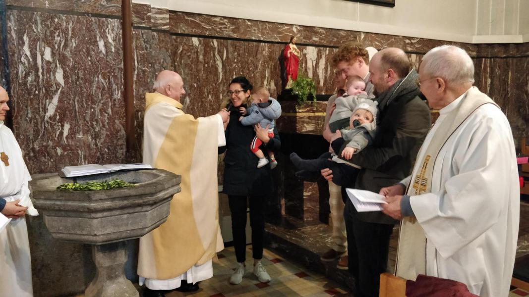 De dopelingen worden voorgesteld aan de gemeenschap © Christine Van Vlierden