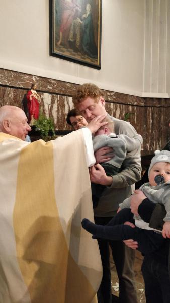 Ouders presenteren hun dopeling © Christine Van Vlierden