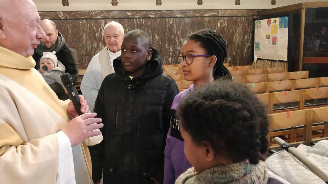 Pastoor Johan vraagt aan de vormelingen of zij kandidaat dopelingen zijn © Christine Van Vlierden
