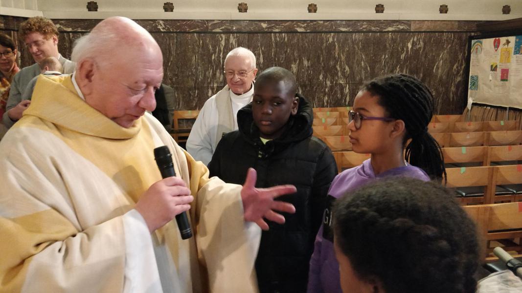 Pastoor Johan in gesprek met kandidaat dopelingen © Christine Van Vlierden
