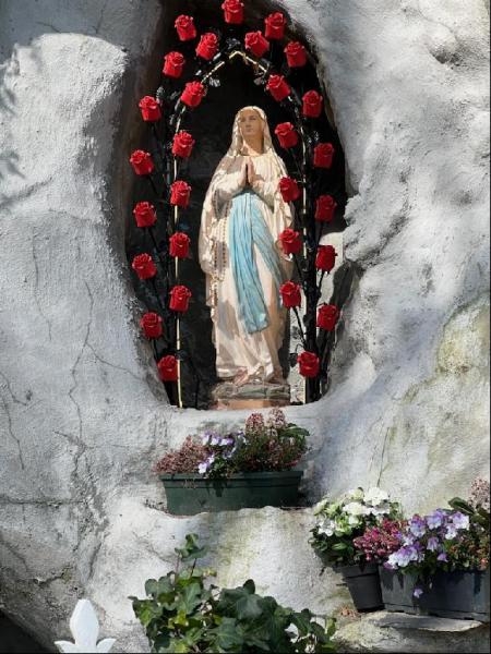 Beeld Onze Lieve Vrouw van Lourdes te Houthulst in de grot omgeven door een nieuwe krans van rozen. 