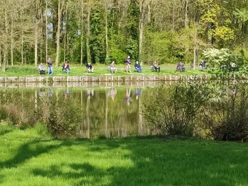 Toen de laatste mensen vertrokken, werden we er aan herinnerd dat het leven terug in zijn gewone plooi aan het vallen was … ook daar waren er vissers verbonden met elkaar … 