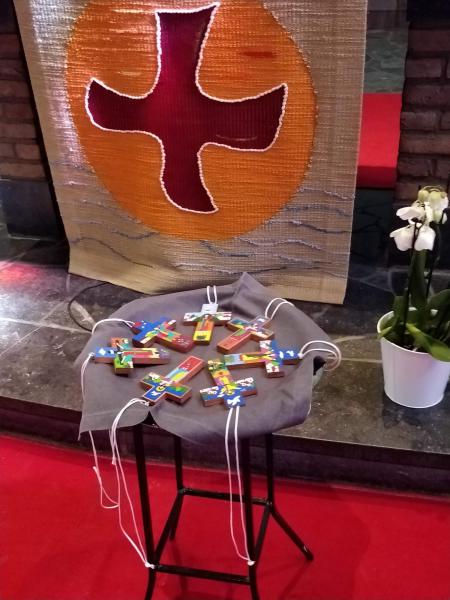 Kruisjesviering - kruisjes die de vormelingen krijgen van de parochiegemeenschap © Kleopas