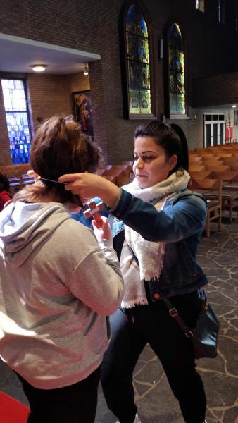 Kruisjesviering - mama hangt het kruisje om de hals van Asia © Kleopas