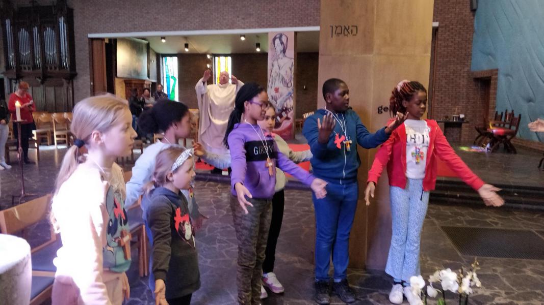 Kruisjesviering - bij het einde van de viering begroeten wij Maria © Kleopas