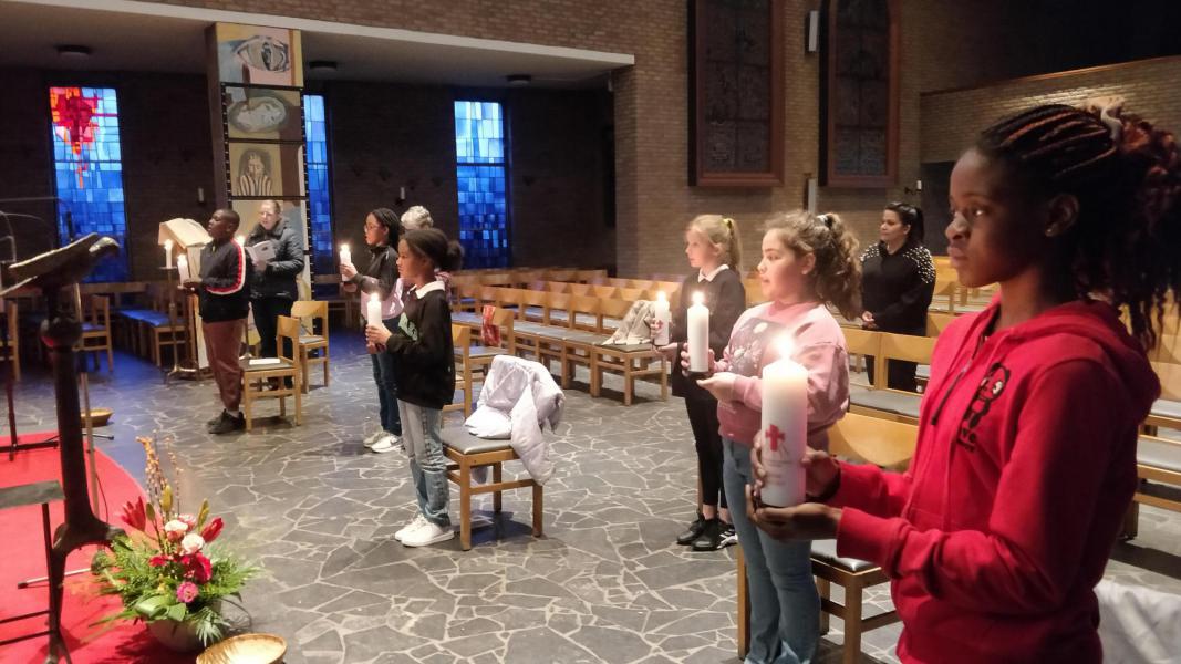 Na de boete-en lichtviering op vrijdag 27 april ontving elke vormeling een kaars met zijn/haar naam © Kleopas